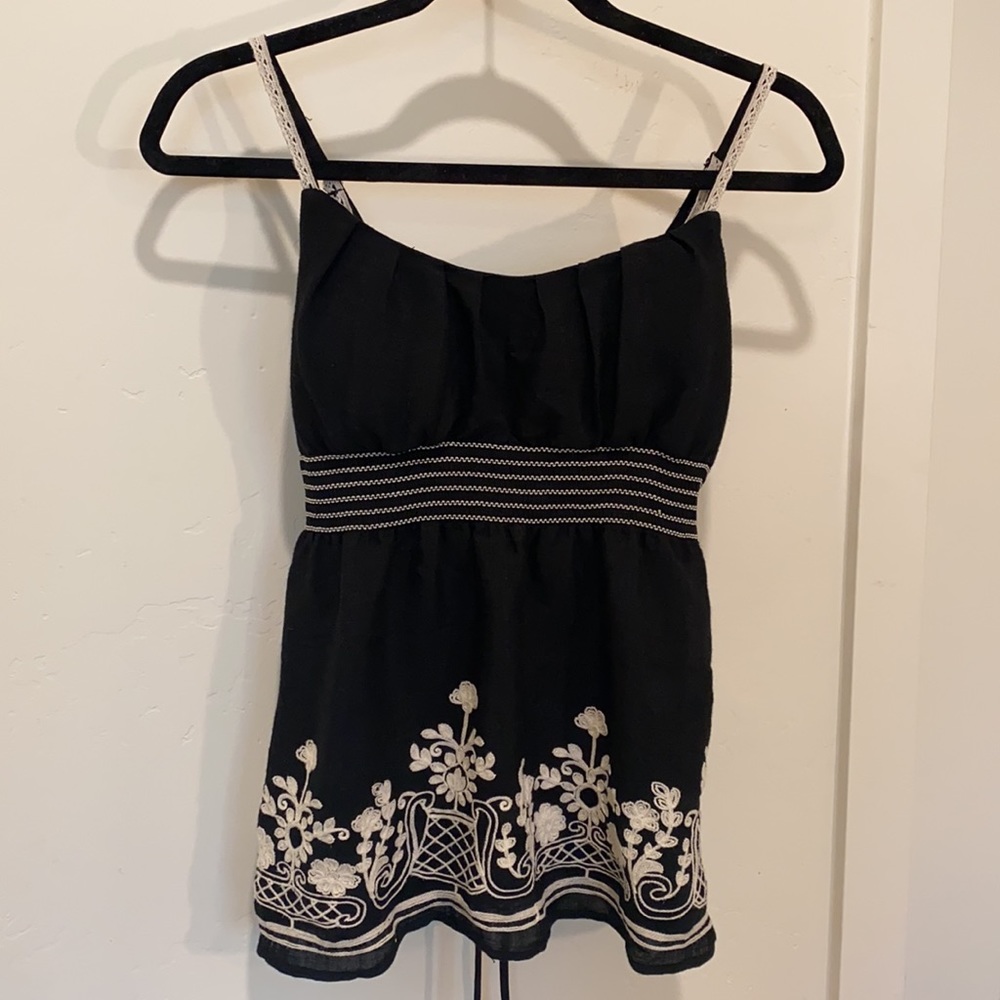 Black embroidered top with a lil cup support ;)